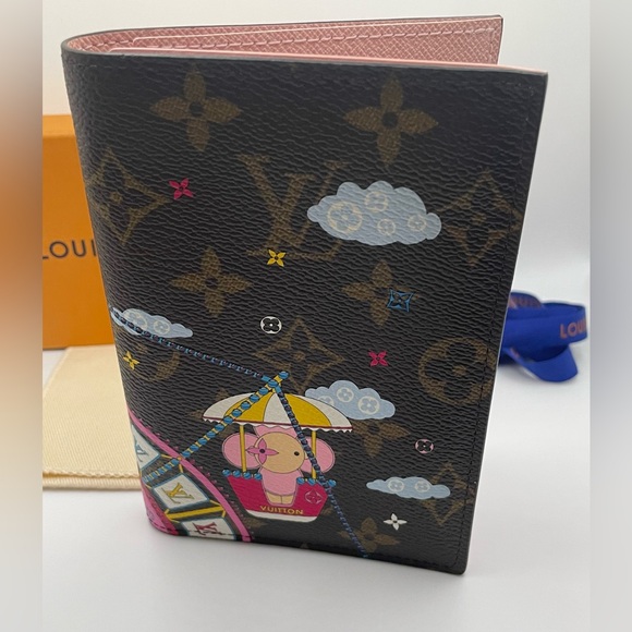 Louis Vuitton - Vivienne Passport Cover | Christmas Limited Edition - Giftable - Picture 6 of 16